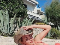 ŽARI I PALI I U PETOJ DECENIJI ŽIVOTA: Popularna hrvatska glumica osvanula u kupaćem kostimu, svi pogledi uprti u…