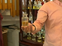 KUPCI SU ODUŠEVLJENI: Ovo je jedino mjesto gdje se prave parfemi s bh. potpisom (VIDEO)