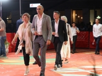 'SB' PATROLA ISPRED NARODNOG POZORIŠTA: Crvenim tepihom prošetala ekipa bh. filma 'Praznik rada' (FOTO)
