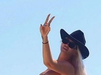 VRUĆE, IZ BUDVE: Jelena Karleuša osvanula u toplesu, fanovi u nevjerici…