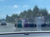 NEVJEROVATAN SNIMAK IZ SARAJEVA: Nasred brze ceste svatovi zaigrali kolo (VIDEO)