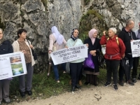 DVIJE STOTINE RUŽA ZA 200 UBIJENIH PRIJEDORČANA: Obilježena 30. godišnjica zločina na Korićanskim stijenama