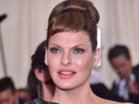 MODNI POVRATAK GODINE: Linda Evangelista ponovo krasi naslovnicu Voguea, osvanula u nekoliko raskošnih editorijala (FOTO)