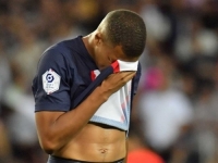NESHVATLJIV POTEZ MLADE FRANCUSKE ZVIJEZDE: Usred kontranapada, Mbappe se zaustavio i okrenuo leđa saigračima (VIDEO)