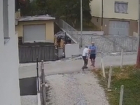 PUCALI NOSEVI U VELIKOJ KLADUŠI: Sukob komšija zbog međe snimila kamera, pogledajte kako je sve završilo (VIDEO)