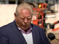 URNEBESNA PRES-KONFERENCIJA: Političar slučajno progutao pčelu dok se obraćao novinarima (VIDEO)