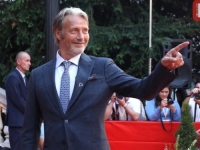 HISTERIJA NA CRVENOM TEPIHU, MIKKELSEN RASPAMETIO FANOVE Priredili mu nezaboravnu dobrodošlicu (FOTO)