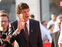 'SB' ISPRED NARODNOG POZORIŠTA U SARAJEVU: Holivudska zvijezda Jesse Eisenberg prošetao crvenim tepihom (FOTO)