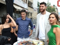 'SB' PATROLA NA ULICAMA SARAJEVA: Nurkić iskoristio slobodno vrijeme da osjeti festivalsku atmosferu u bh. prijestolnici (FOTO)