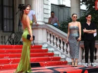 'SB' PATROLA NA ISPRED NARODNOG POZORIŠTA: Nekadašnja druga pratilja Miss opkoljenog Sarajeva zasjenila sve na crvenom tepihu (FOTO)