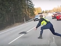 SCENA KAO IZ AKCIJSKOG FILMA: Pogledajte kako policija šiljcima na cesti zaustavlja prebrzog vozača…