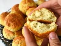 ZA DORUČAK, UŽINU ILI VEČERU, POTPUNO JE SVEJEDNO: Na brzinu napravite izvrsne domaće pogačice i iznenadite ukućane… (VIDEO)