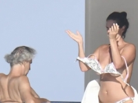 KAMERE VREBAJU: Bocelli i njegova 25 godina mlađa supruga uhvaćeni su u nezgodnom trenutku na jahti (FOTO)
