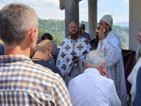 SRAMOTNO: Episkop SPC Metodije veličao vođe četnika Dražu Mihailovića i Pavla Đurišića u mjestu iz kojeg je krenuo pohod u kojem je ubijeno hiljade muslimana...