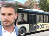 KAKO JE I NAJAVIO: Stanivuković se provozao autobusom 'Ko to tamo krade?', zaustavio se ispred prostorija SNSD-a (VIDEO)