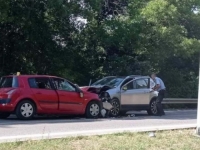 JOŠ JEDNA TEŠKA SAOBRAĆAJNA NESREĆA U BiH: U sudaru Renaulta i Nissana poginula jedna osoba