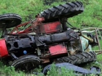 TRAGEDIJA KOD NOVOG GRADA: Poginuo prilikom prevrtanja traktora