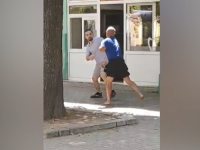 ŠAKE POLETJELE: Dvojica odbornika se potukli u centru grada, razlog Kosovo? (VIDEO)