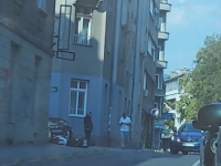 U SARAJEVU SE ZA 20 MINUTA DOGODILE DVIJE SAOBRAĆAJNE NESREĆE:  Oboren motociklist kod Opće bolnice, vozač škode izletio na trotoar