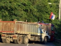 UKLONJENE SAMO NEKE BARIKADE: Na devet graničnih prelaza Kosova izdato...