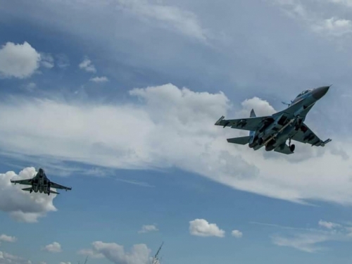 RAT UŽIVO: Snimke uništenja velikog broja ruskih aviona, masovni bijeg s Krima...