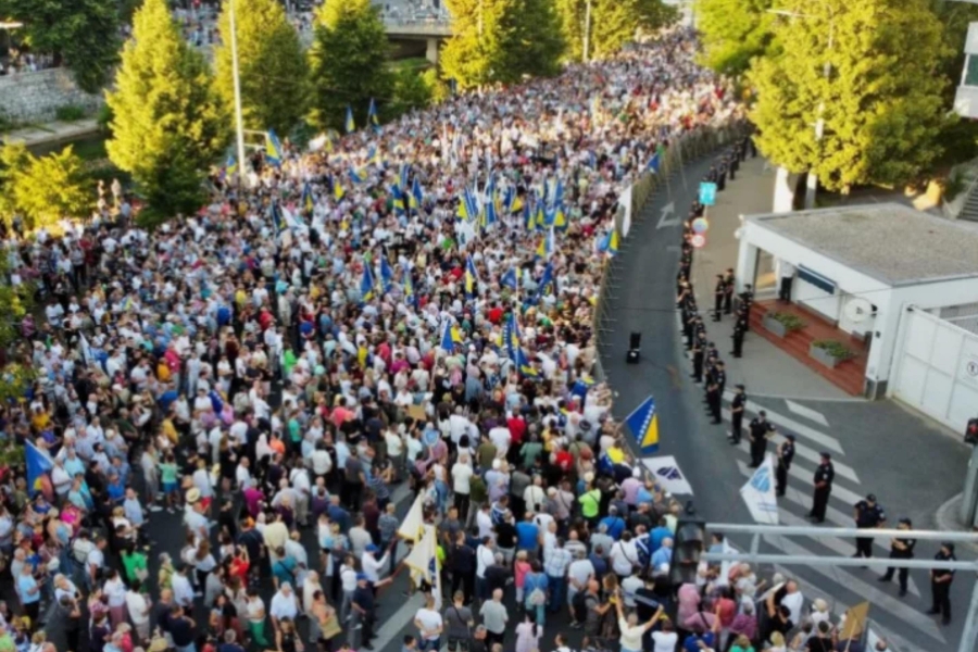ZAKAZANI NOVI PROTESTI ISPRED OHR-a: 'Ili izađite i iskažite svoju volju  ili šutite zauvijek!' | Slobodna Bosna