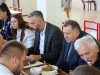 GRAŠAK, ŠNICLA, POMFRIT: Dodik i Špirić na ručku od jedne marke u studentskoj menzi
