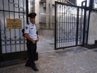 TENZIJE NA VRHUNCU: Policija upala u ambasadu...