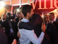 ZAGRLI GA OKO VRATA, OLUJA SE DIŽE: Đoković i Vučić se sreli na 'Vinskoj viziji', srdačno se pozdravili i...