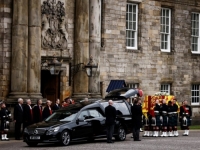 PUT NA KOJEM JE PRATI NACIJA: Lijes kraljice Elizabete stigao u Edinburgh