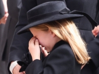 DIRLJIV TRENUTAK: Princeza Charlotte rasplakala se na sprovodu kraljice (FOTO)