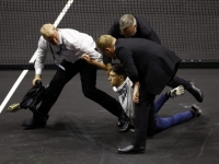 INCIDENT NA FEDEREROVOM OPROŠTAJU: Zapalio se muškarac (VIDEO)