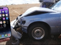 SVE ZA NAUKU: Ovaj YouTuber je razbio auto samo da bi isprobao novu opciju na iPhoneu 14 (VIDEO)