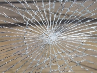 IDENTIFIKOVAN I PRONAĐEN: Polupao prozore prostorija SDS-a