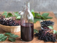 PROTIV VIRUSA I 'ZATVORA': Domaći recept za sirup od bobica zove