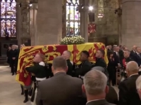 TUŽNI PRIZORI U ŠKOTSKOJ PRIJESTOLNICI: Kovčeg britanske kraljice Elizabete II izložen u Edinburghu, brojni građani joj odali počast (FOTO)