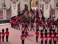 LIJES KRALJICE ELIZABETE STIGAO U WESTMINSTER: Prizori slamaju srca, a Harryju i Williamu ovo vraća najgore sjećanje (VIDEO)