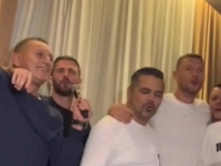 REZULTAT JE BIO U DRUGOM PLANU: Crnogorska muzička zvijezda bodrila Crnu Goru, pa zapjevala sa nogometašima BiH (VIDEO)