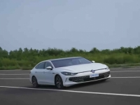 NIŠTA SLIČNO DO SADA NISTE VIDJELI: Kinez napravio najširi automobil na svijetu (VIDEO)