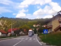 POTENCIJALNI UBICA I SAMOUBICA: Opasno preticanje u BiH - na punoj liniji, sa autom iz suprotnog pravca (VIDEO)