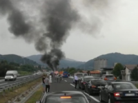 POŽAR KOD VISOKOG: Zapalio se kombi na autoputu