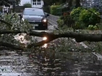 APOKALIPTIČNI PRIZORI IZ SUSJEDSTVA: Nevrijeme praćeno gradom veličine kidalo stabla, lomilo nadstrešnice... (VIDEO)