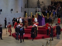 HISTORIJSKI TRENUTAK: Unuci kraljice Elizabete bdjeli nad njezinim lijesom, princ Harry ipak... (FOTO)