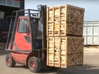SITUACIJA JE ALARMANTNA: Ogrjevno drvo propada u skladištima, ugroženo na hiljade radnih mjesta... (VIDEO)