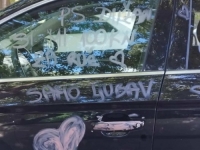 URNEBESNO, IZ DALMACIJE: Žena uzela ruž i muškarcu išarala cijelo auto, ostavila mu je i znakovitu poruku (FOTO)
