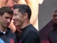 I TAKO, NIŽUĆI POZDRAVE SA BIVŠIM SAIGRAČIMA: Lewandowski se nije želio rukovati s Müllerom (VIDEO)