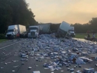 NESTVARNE SCENE NA AUTOCESTI: Nakon sudara kamiona, na cesti hiljade litara piva...