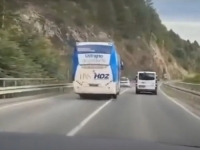 I TO POD PRATNJOM POLICIJE?: Predizborni autobus HDZ-a preticao preko pune linije kod Žepča (VIDEO)