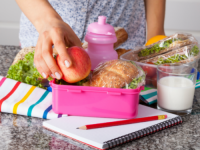 SAVJETI ZA RODITELJE: Nutricionista objasnio koliko obroka treba imati školarac, šta nositi za užinu, a šta izbjegavati