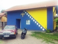 NA SAMOJ GRANICI SA HRVATSKOM: Cijela fasada u bojama zastave Bosne i Hercegovine, u čast reprezentacije